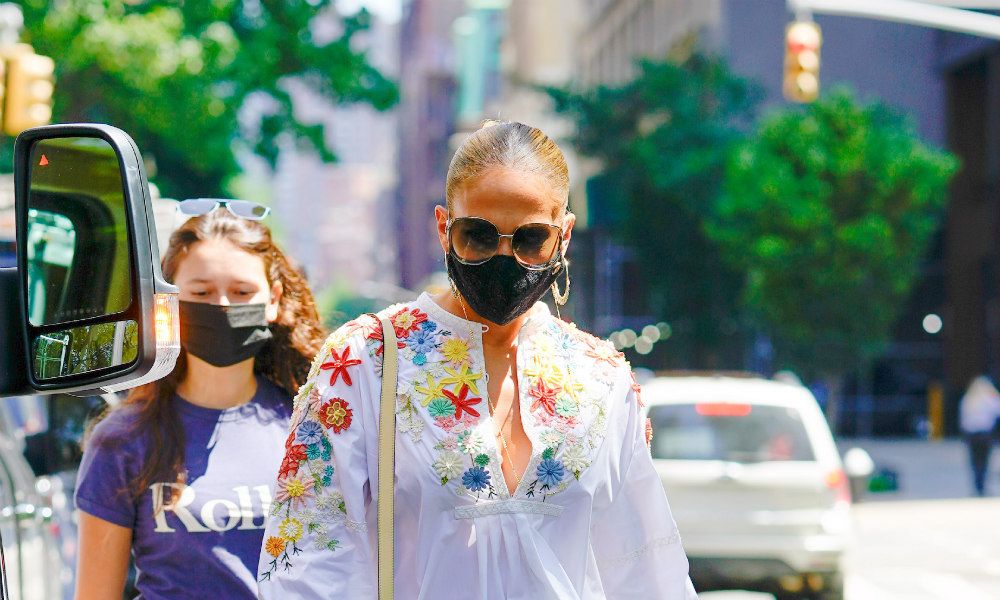 ¡Está claro! La mejor compra del verano es un vestido bordado: Jennifer Lopez lo confirma