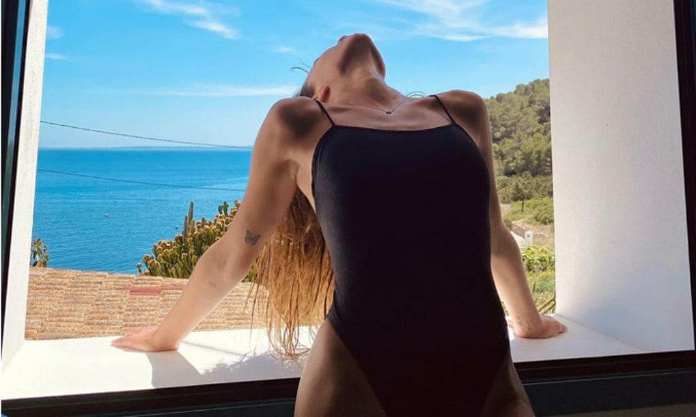 Bañador de día, body de noche: la tendencia que ha conectado a Aitana y Lola Índigo