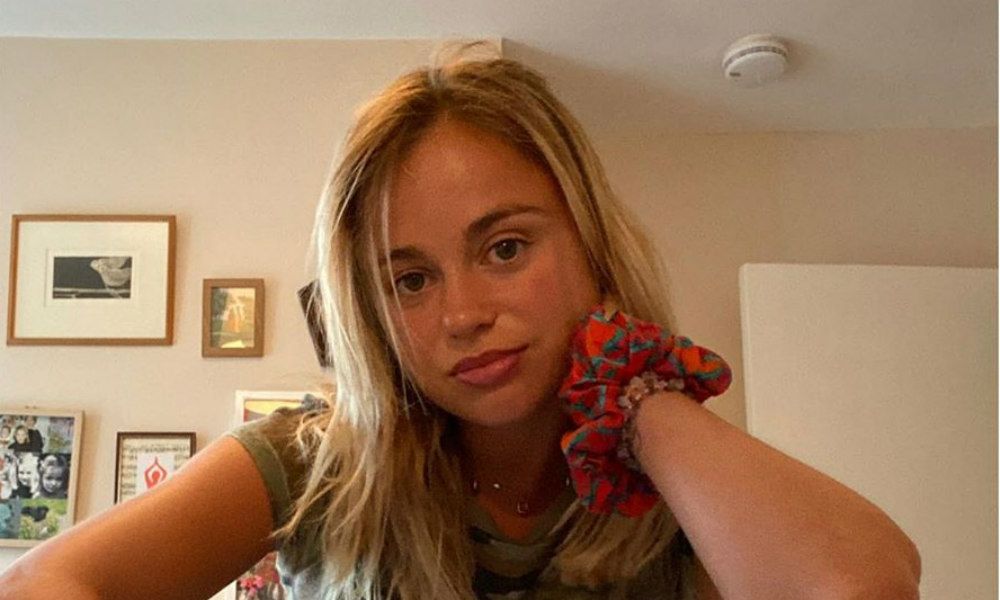 La 'maxifalda' de Amelia Windsor que sí favorece a las chicas bajitas