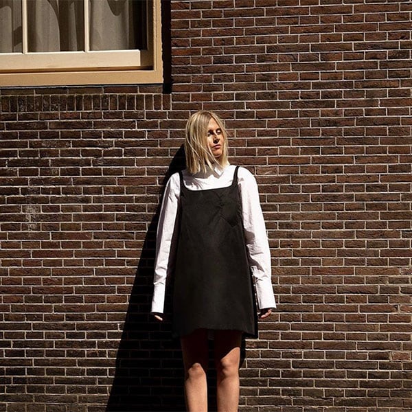 La camisa blanca se lleva con vestidos negros (y parecerá que estrenas look  cada día)