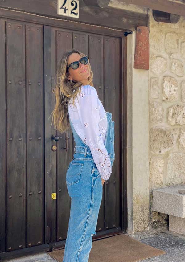 Peto vaquero y camisa blanca, los básicos de María Pombo en su sexto mes de  embarazo - Foto