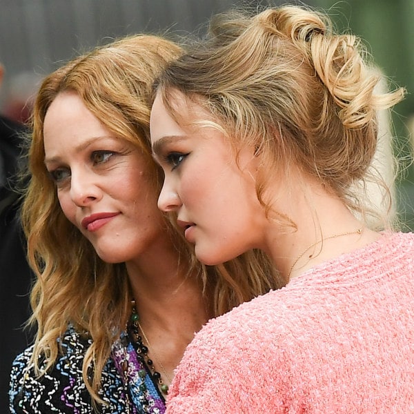 Vanessa Paradis vs Lily-Rose Depp: duelo de estilo madre-hija en el desfile de Chanel