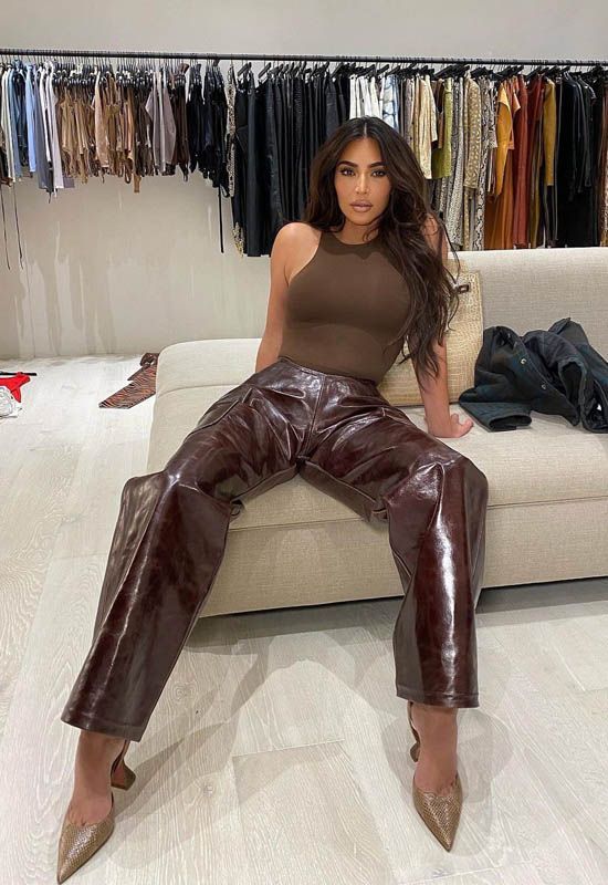 Kim Kardashian estrena los pantalones de piel marrón chocolate que arrasan  en Zara
