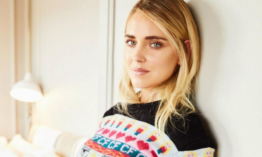 La conexión de estilo entre Danna Paola y Chiara Ferragni con el jersey perfecto para días grises