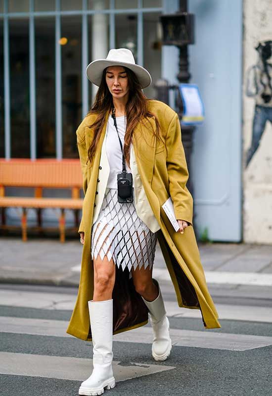 Las botas 'chunky' blancas son la razón por la que las expertas ya no  llevan zapatillas