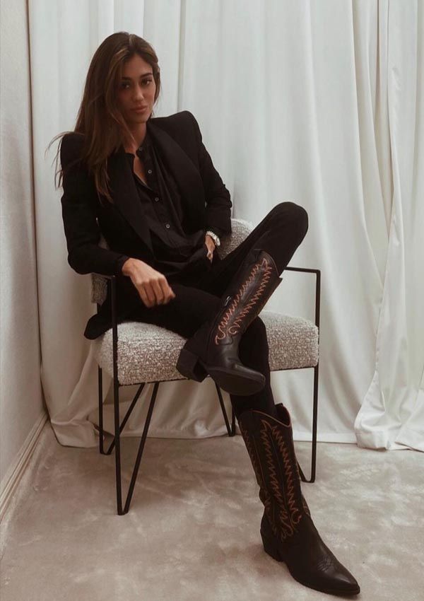 Cómo llevar botas cowboy a trabajar: con traje negro como Blanca Bleis
