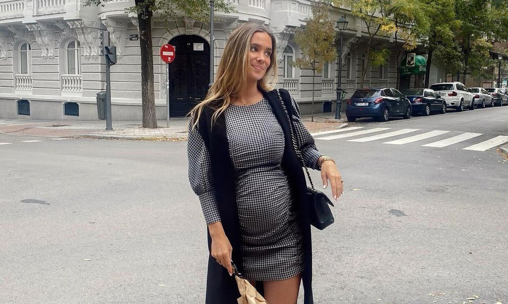 El minivestido 'vichy' con el que María Pombo marca tripita a pocas semanas de ser mamá