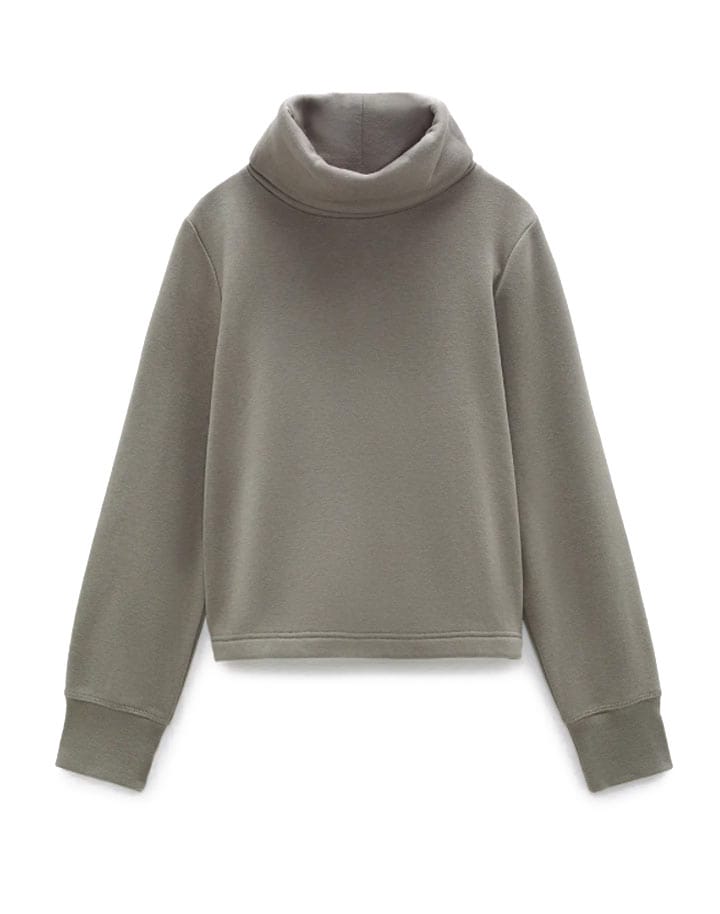 Hay una sudadera de tendencia que sí puedes llevar a trabajar: los diseños  con cuello alto - Foto