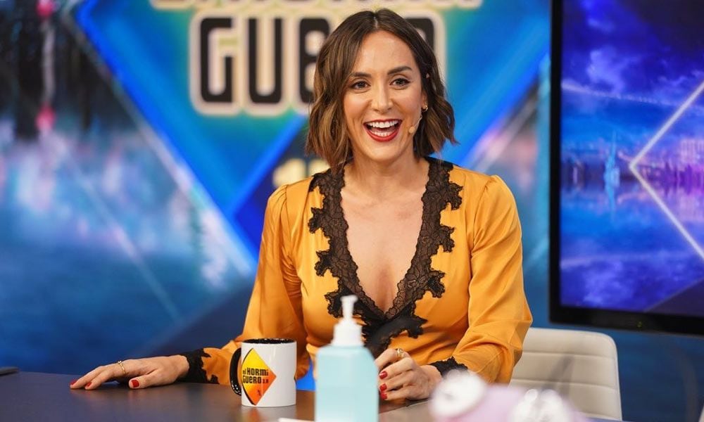 ¿Mala suerte? Tamara Falcó la desafía con su blusa amarilla en televisión