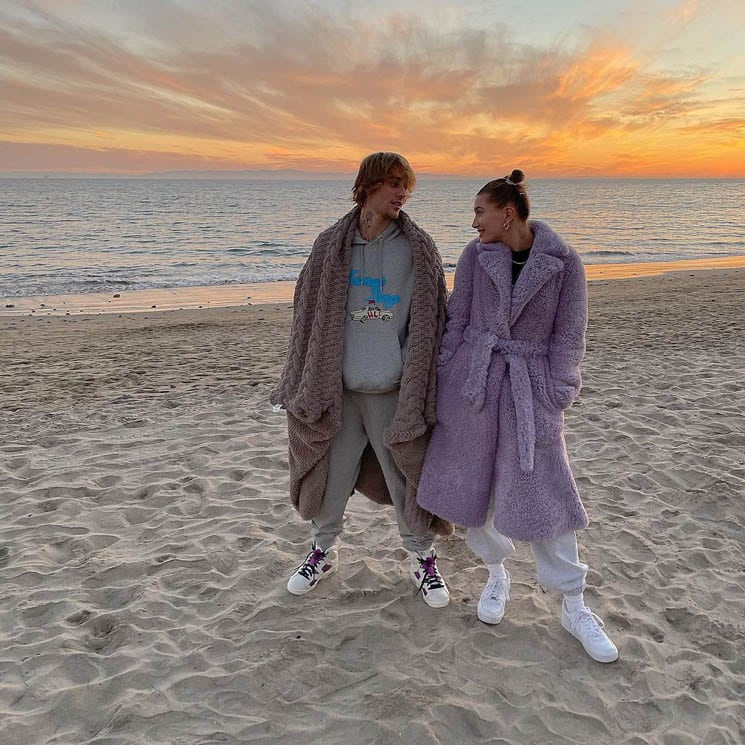 Hailey y Justin Bieber pasan la Navidad en la playa... ¿y en pijama?