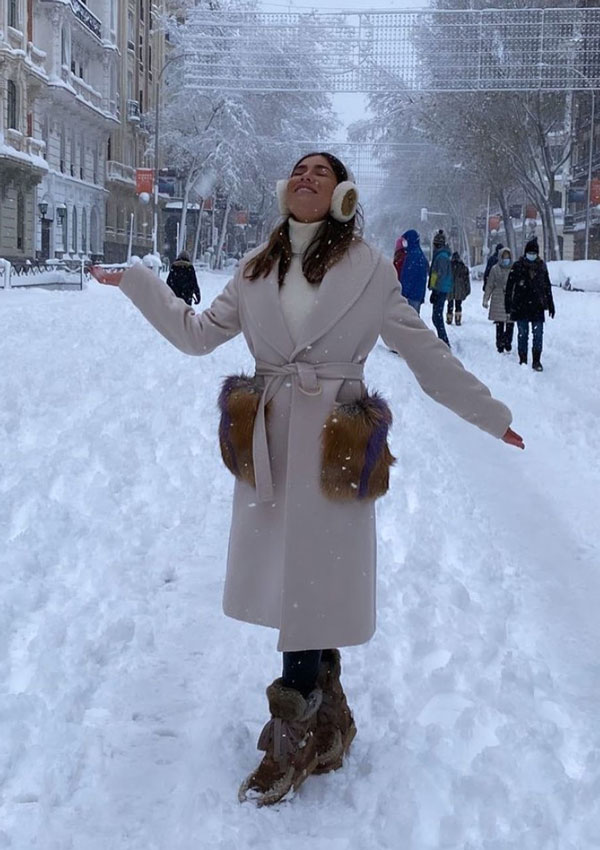 Marta Carriedo con abrigo cruzado n la nieve