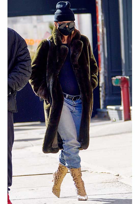 Emily Ratajkowski y los vaqueros anchos que sí quedan bien con botas altas