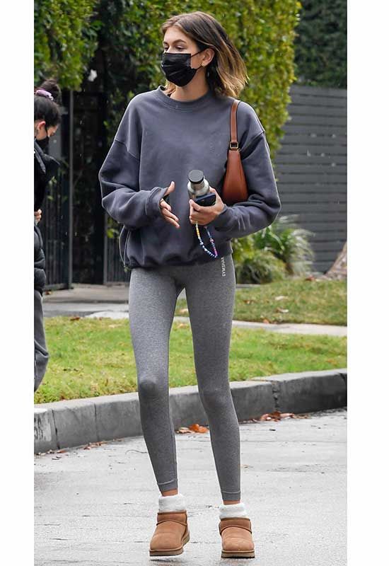 Kaia Gerber cambia las zapatillas por este calzado cómodo que siempre lleva  con 'leggings'