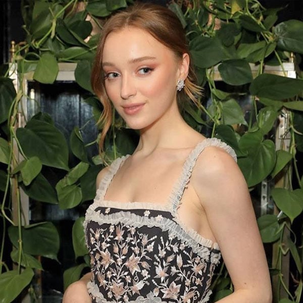 ¡Phoebe Dynevor también compra en las rebajas de Mango!