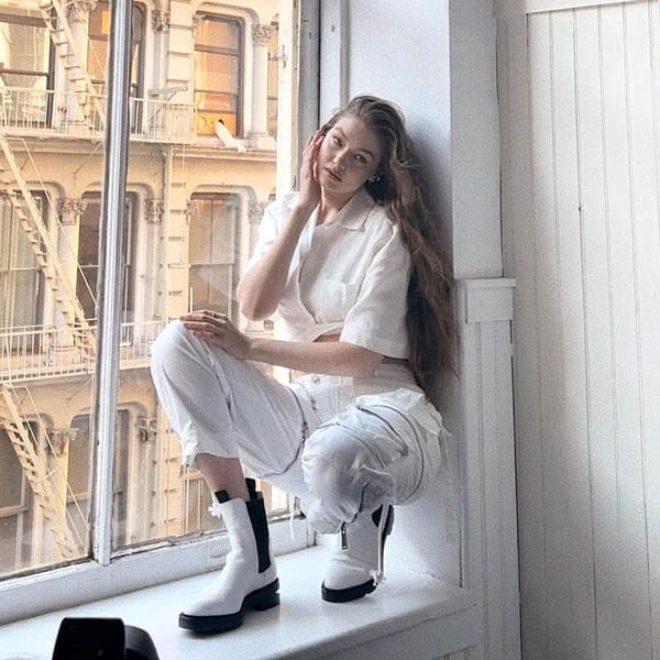 Si vas a llevar unos botines blancos, combínalos como Gigi Hadid