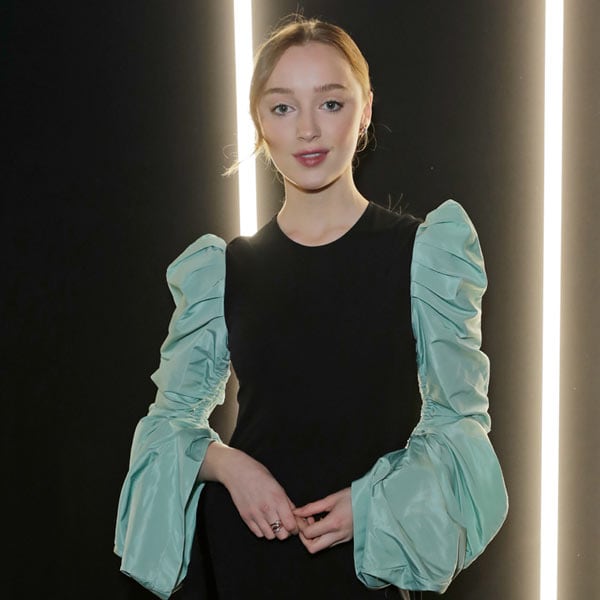 Si mides alrededor de 1,60, el truco de Phoebe Dynevor para llevar vestido en invierno te va a encantar