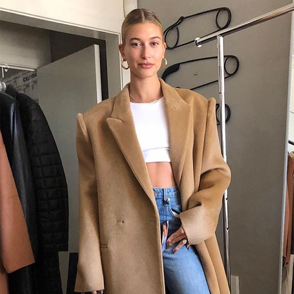 Hailey Baldwin y las zapatillas blancas que quedan bien con vaqueros, pantalones chinos y 'leggings'