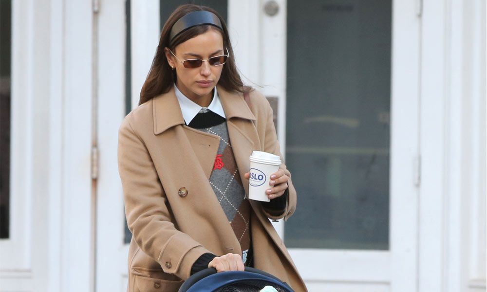 ¿Es Irina Shayk o Blair Waldorf? El look 'Gossip Girl' vuelve a estar de moda
