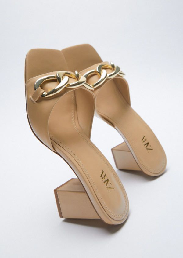 De Versace a Zara: las sandalias con eslabones van a triunfar esta primavera