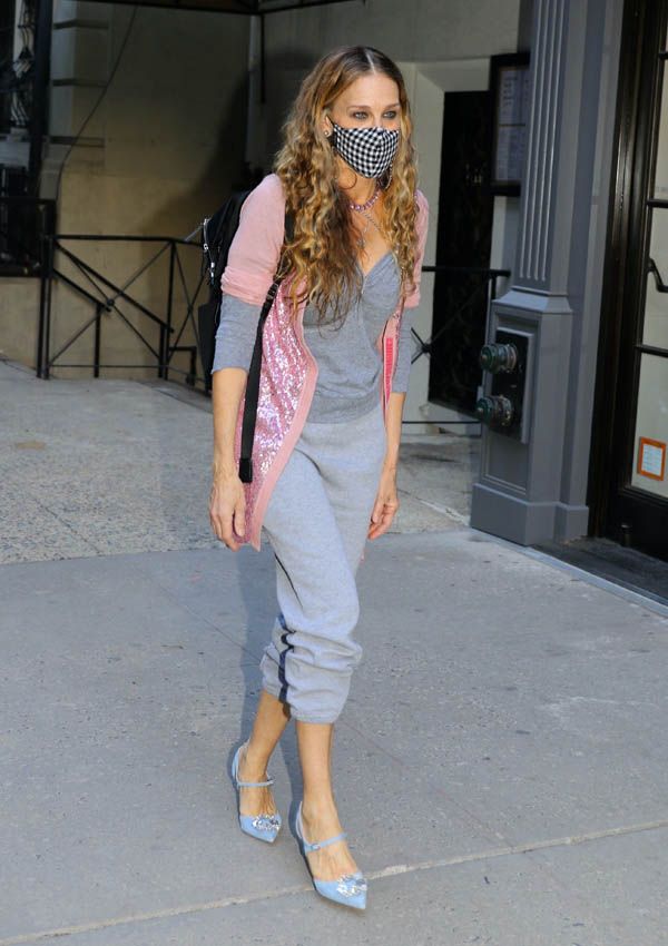 Sarah Jessica Parker se inspira en Carrie Bradshaw con los zapatos-joya más  bonitos