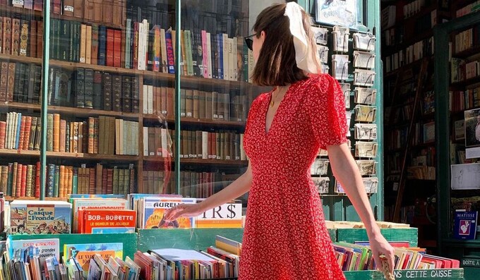 Del 'prairie dress' a los diseños camiseros: 10 vestidos rojos que nunca pasan de moda