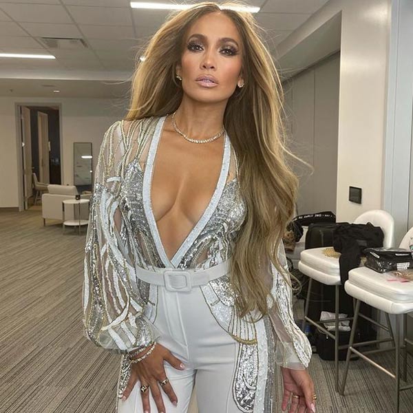 Jennifer Lopez deslumbra sobre el escenario con flecos, transparencias ¡y mucho brillo!
