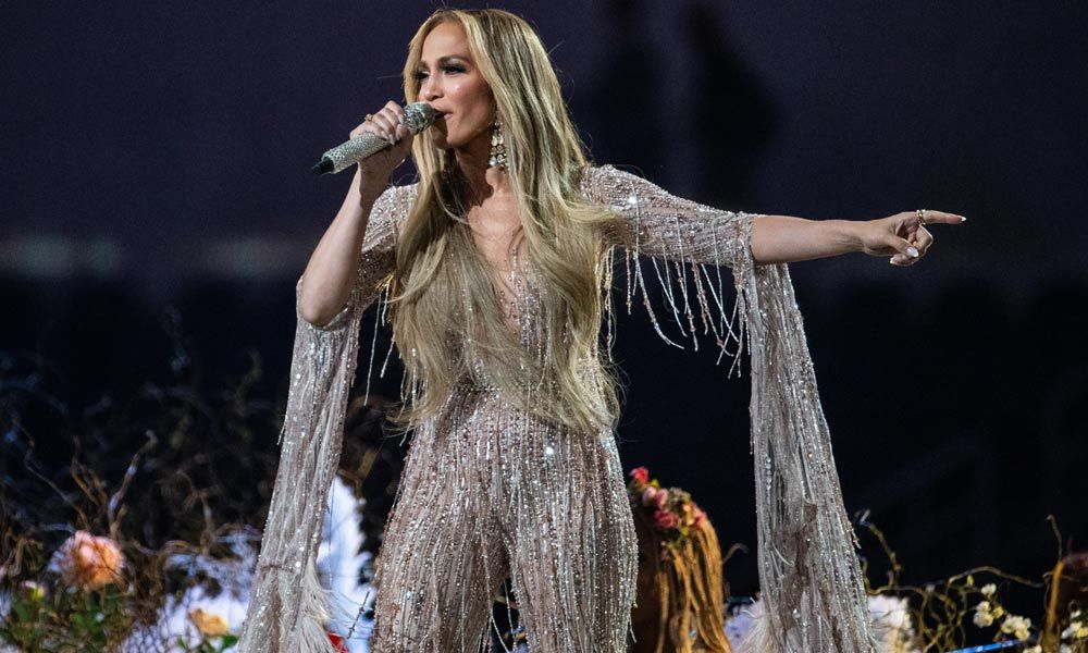 Jennifer Lopez deslumbra sobre el escenario con flecos, transparencias ¡y mucho brillo!