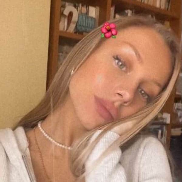 Hay una nueva tendencia parisina confirmada por Ester Expósito: el collar de perlas