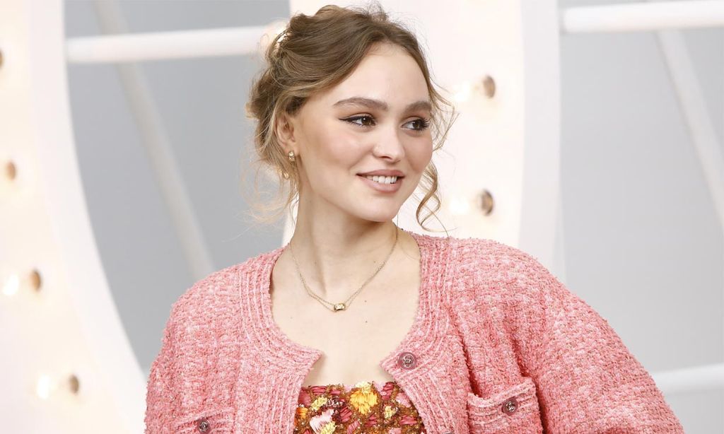 Las sandalias de tacón cómodo que han unido a Lily Rose Depp y Carrie Bradshaw