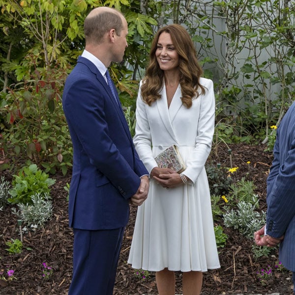 Consigue el último look de Kate Middleton con estos vestidos blancos efecto 'cintura de avispa'