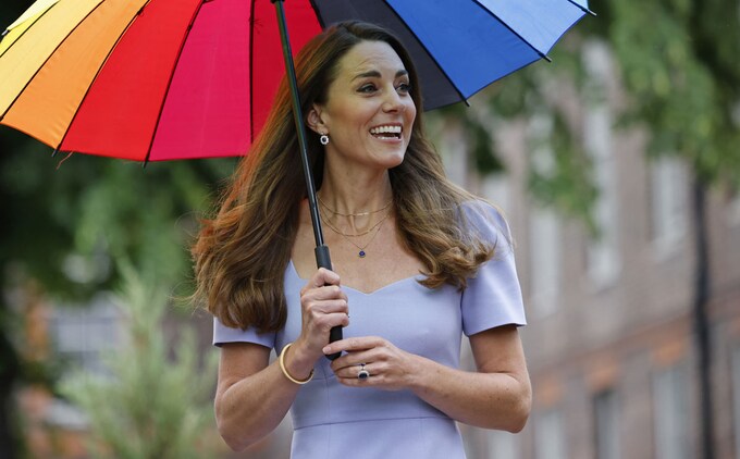 La Duquesa renueva el 'efecto Kate': vestido pastel y escote corazón