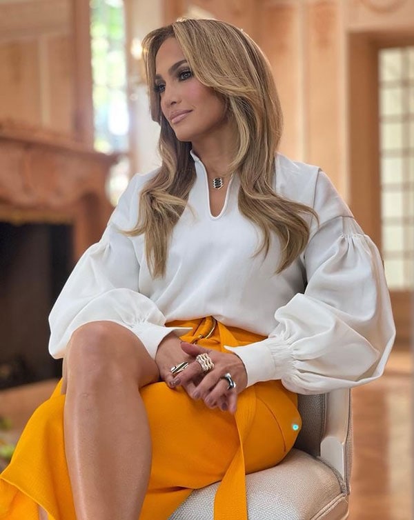 Jennifer Lopez con falda naranja