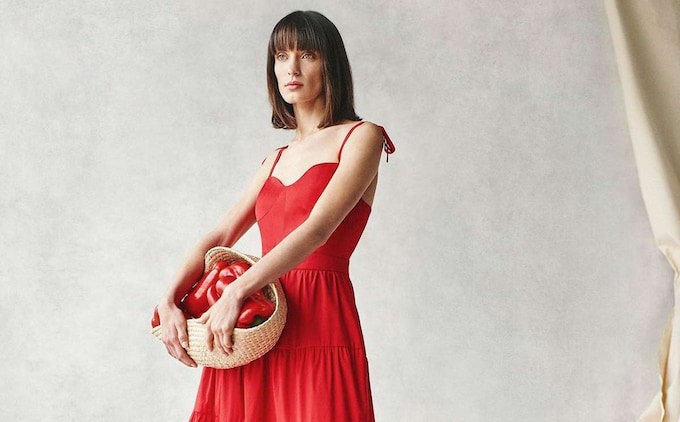 El vestido rojo ideal para una cena romántica lo ha diseñado Tamara Falcó y está de rebajas