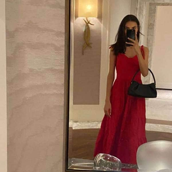 El vestido rojo ideal para una cena romántica lo ha diseñado Tamara Falcó y está de rebajas