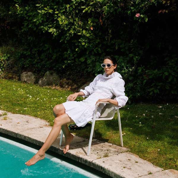 Alessandra de Osma confirma con este lookazo de piscina que un vestido blanco es la mejor inversión