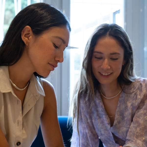 Grace y Melissa Villarreal y la preciosa historia del anillo de esmeraldas que tienes que conocer