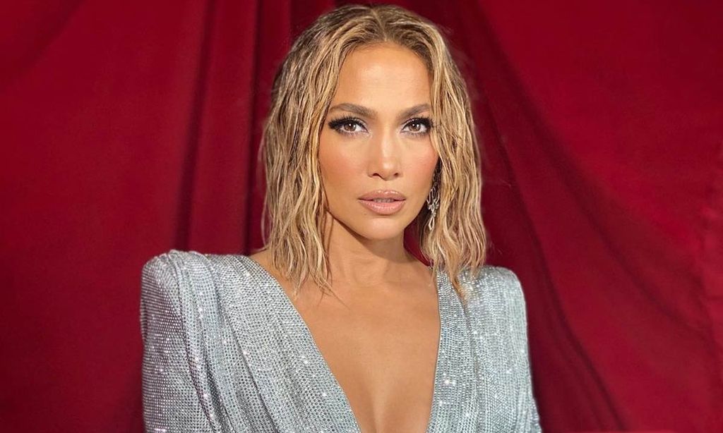 Jennifer Lopez con falda y top de brillantes en la gala de los AMAs