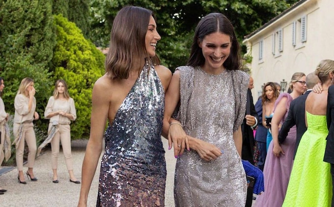 Las invitadas más 'cool' han encontrado el relevo de los vestidos lisos: lentejuelas ✨
