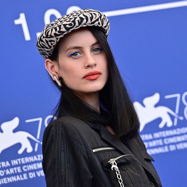 Moda 'vintage' y accesorios fantasía: los impactantes looks de Milena Smit en su debut en el Festival de Venecia