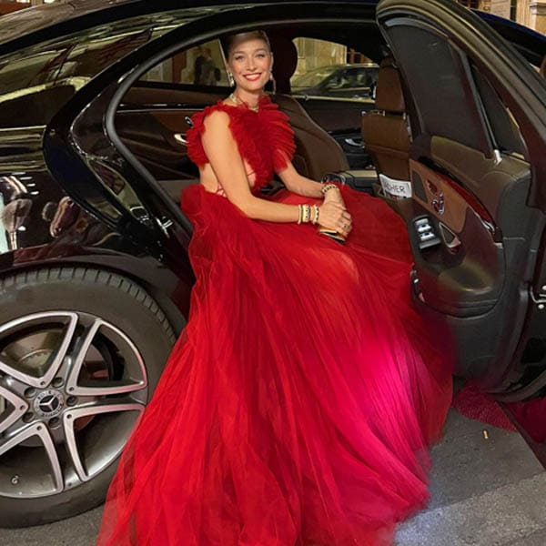 Beatrice Borromeo se va de boda con el vestido rojo más alucinante que vimos en Cannes