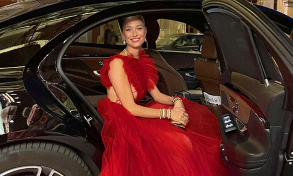 Beatrice Borromeo se va de boda con el vestido rojo más alucinante que vimos en Cannes