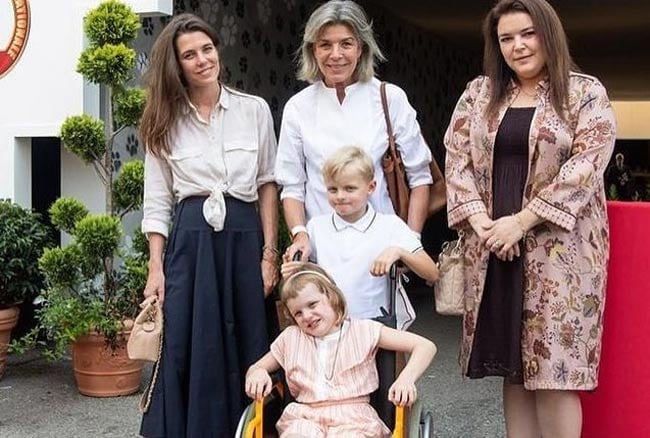 Carlota Casiraghi y su familia