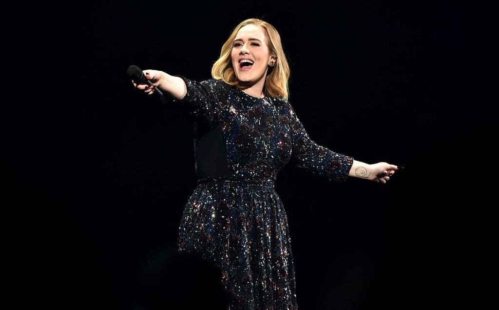 La foto de los 4 millones de 'likes' con la que Adele confirma su noviazgo vestida de Alta Costura  