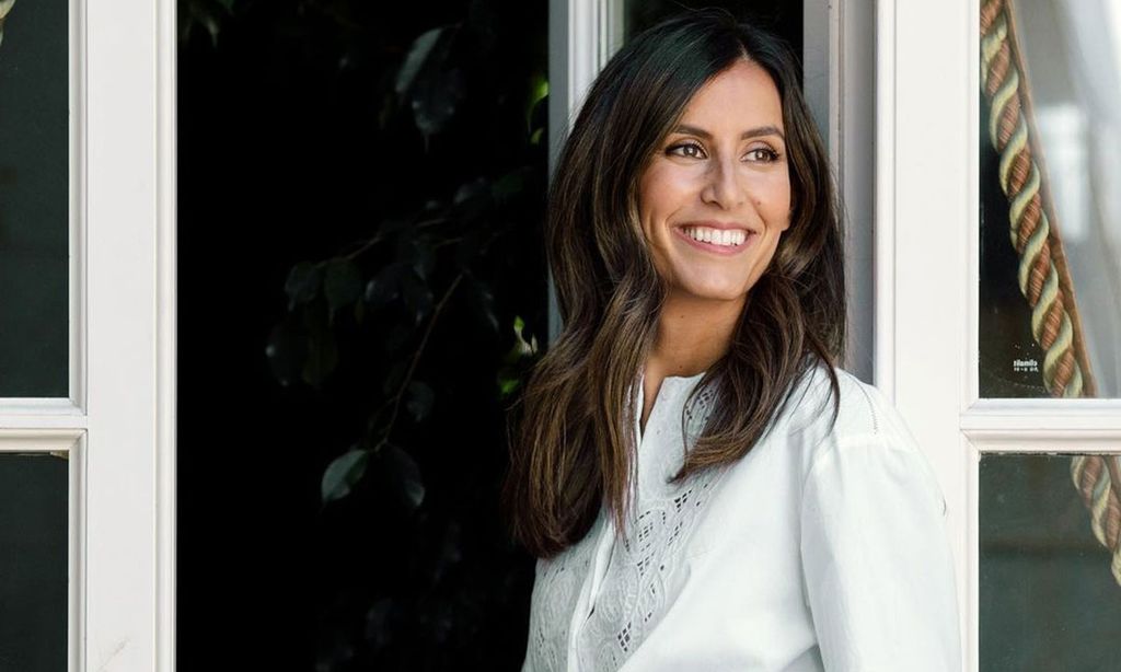 Ana Boyer con pantalón ancho y blusa blanca
