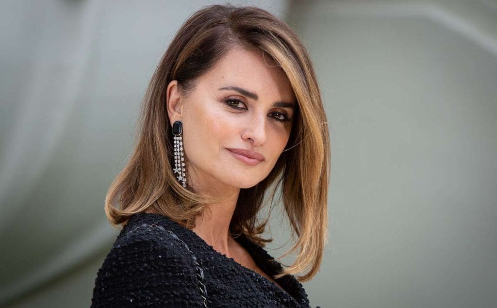 Penélope Cruz sigue los pasos de Carlota Casiraghi con los botines blancos 'made in France'