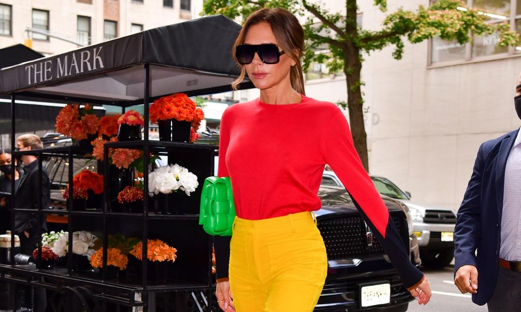 El look multicolor que nadie esperaba de Victoria Beckham (y cómo copiarlo con éxito)