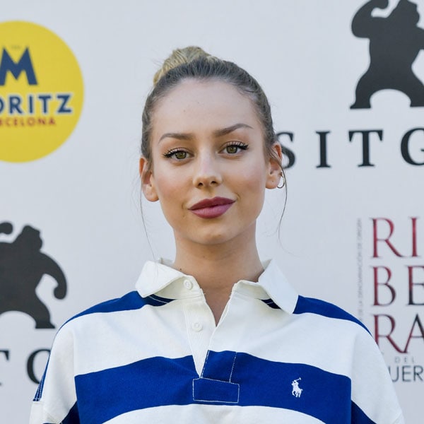 El look 'todoterreno' de Ester Expósito confirma que el polo es la nueva camisa blanca