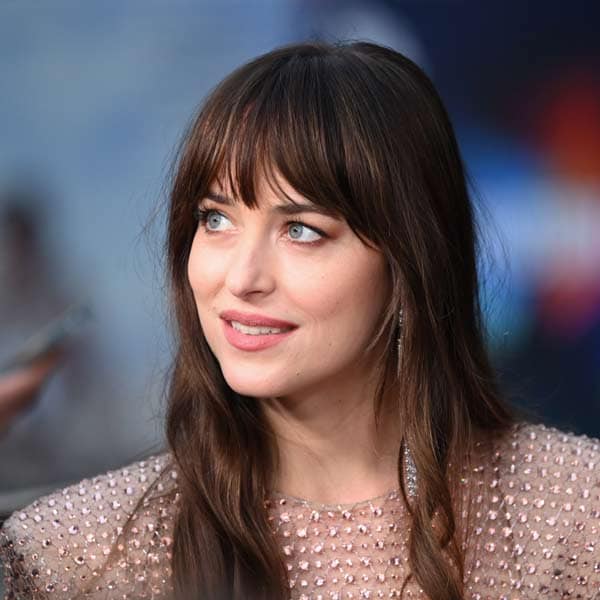 Si buscas un look de invitada diferente, no te puedes perder el 'vestido-joya' de Dakota Johnson