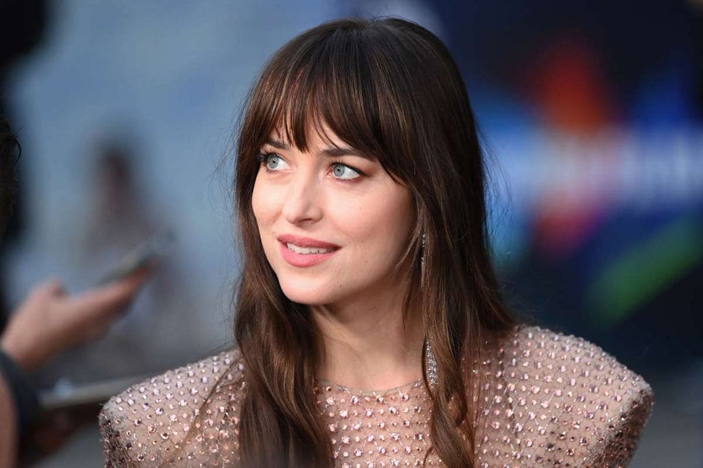 Si buscas un look de invitada diferente, no te puedes perder el 'vestido-joya' de Dakota Johnson