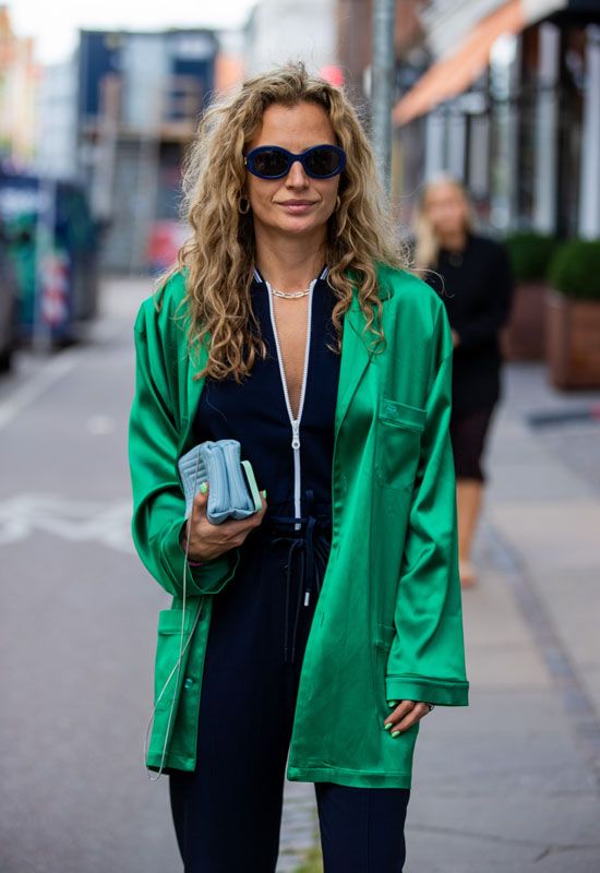 La camisa satinada te ayudará con tu look de lunes a domingo